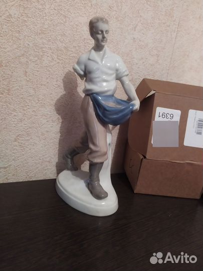 Фарфоровая статуэтка германия сеятель без руки