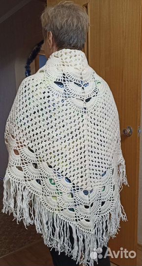 Шаль белая, вязаная и варежки