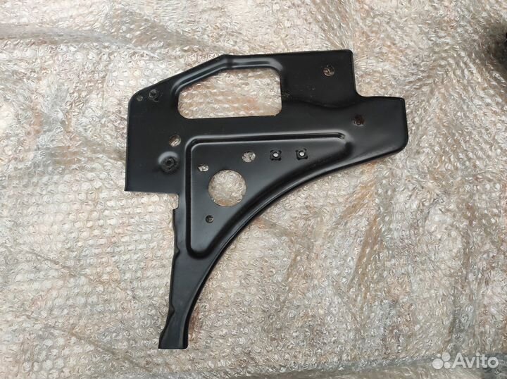 Кронштейн крыла правый передний Nissan X-Trail T31