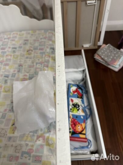 Детская кроватка с маятником и ящиком