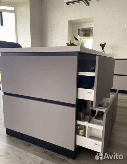 Прямая кухня в бежевом глянце и матовом дереве