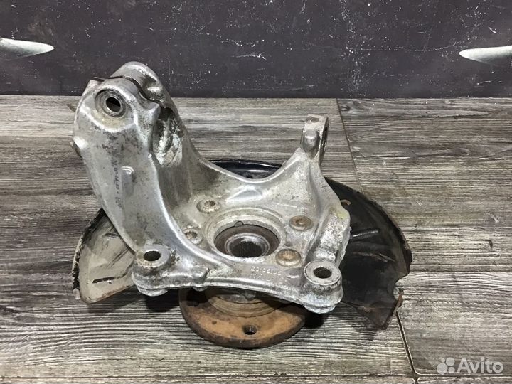 Кулак передний правый Volkswagen Passat B6