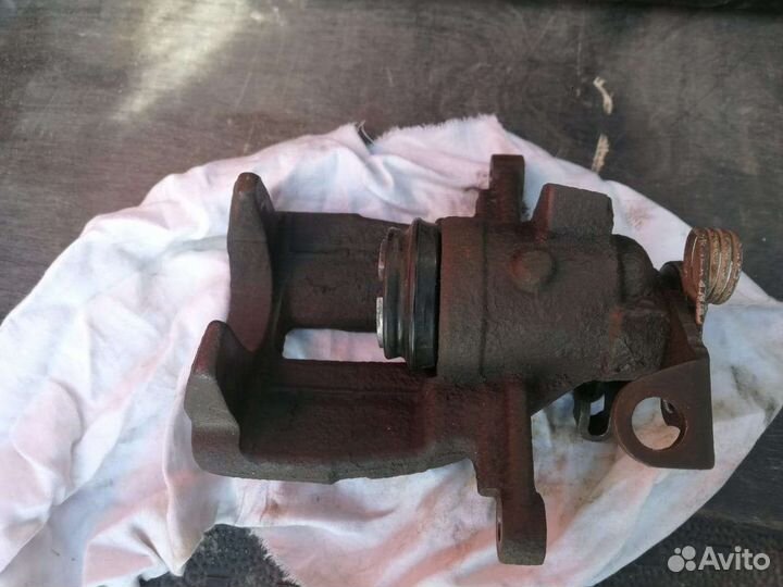 Суппорт задний правый фольксваген т5