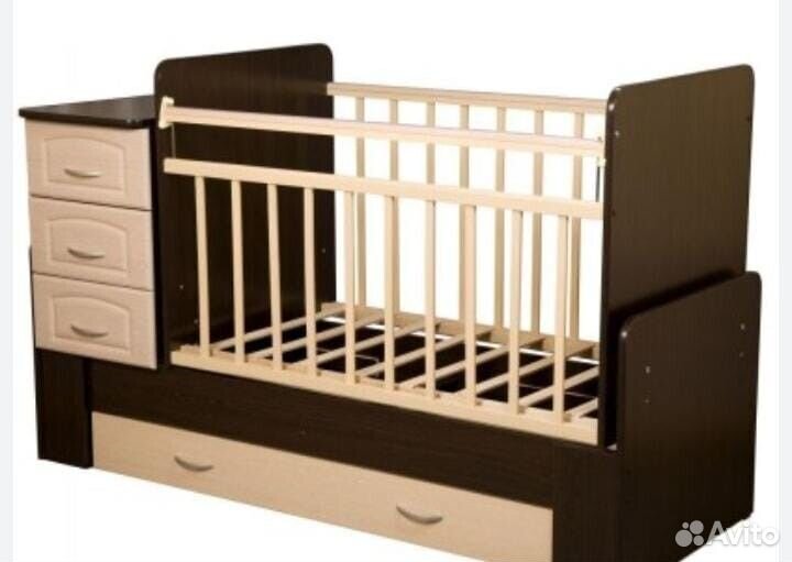 Детская кроватка с маятником и ящиком