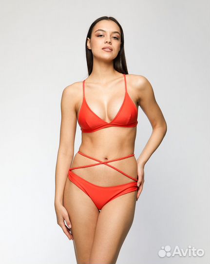 Коралловый купальник с кольцом и плетеными лямками