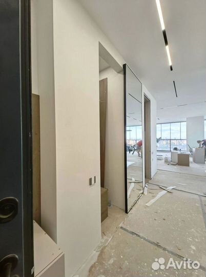 Зеркальная дверь