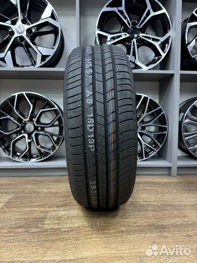 Kumho Ecsta HS51 215/55 R17 94V