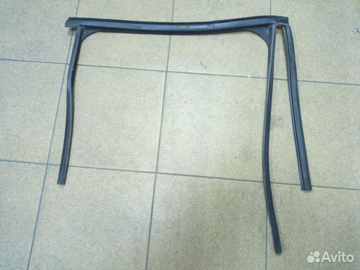 Уплотнитель вокруг стекла Форд С Мах