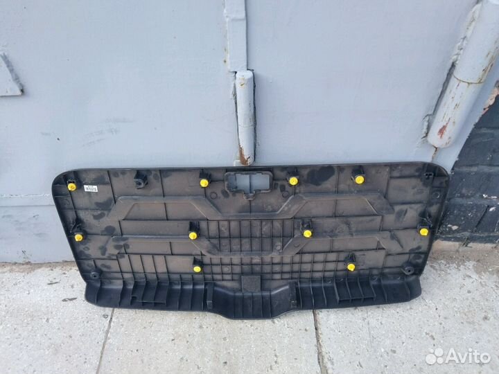 Продам обшивку багажника