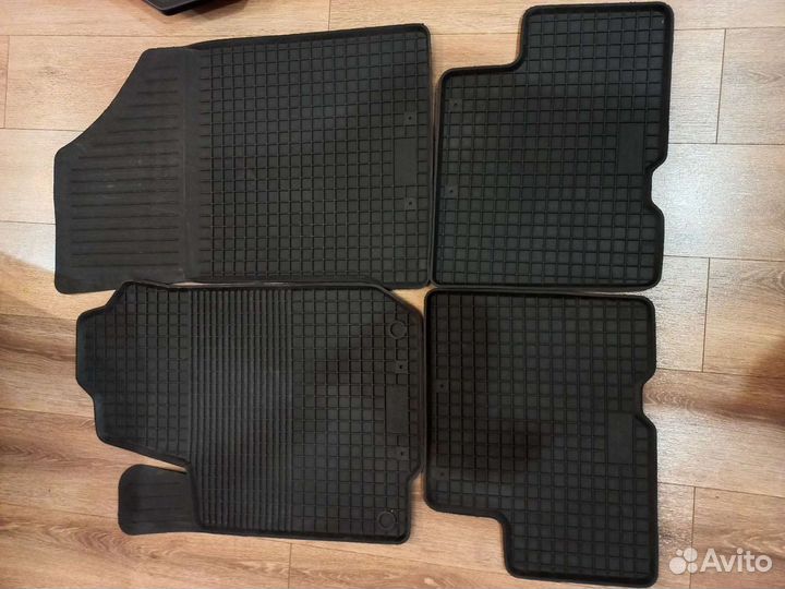 Автомобильные резиновые коврики