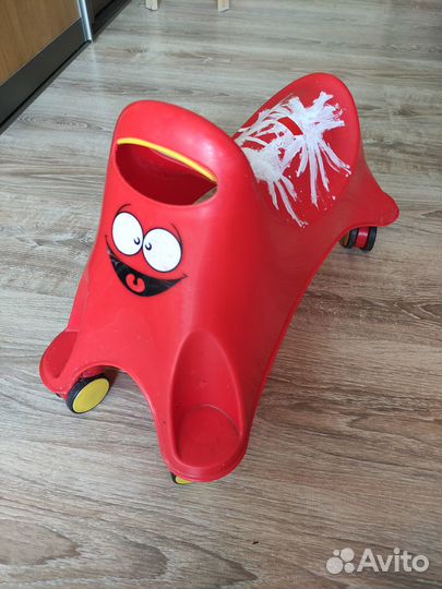 Каталка машинка с поворотными колесами