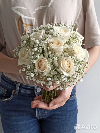 Свадебный букет из крупных роз эквадор и гипсофилы