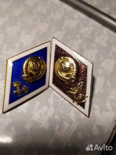 Значки об оконч.института- 