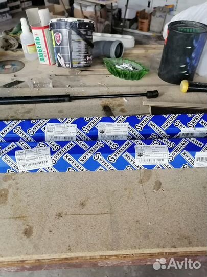 Новые амортизаторы на багажник на Октавию