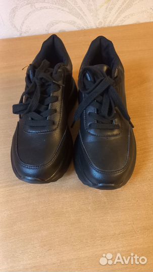 Продам новые чёрные кроссовки