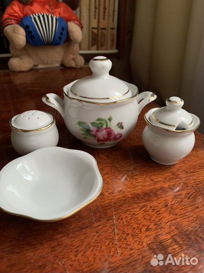 Столовый сервиз «Роза Кавказа» с золотом