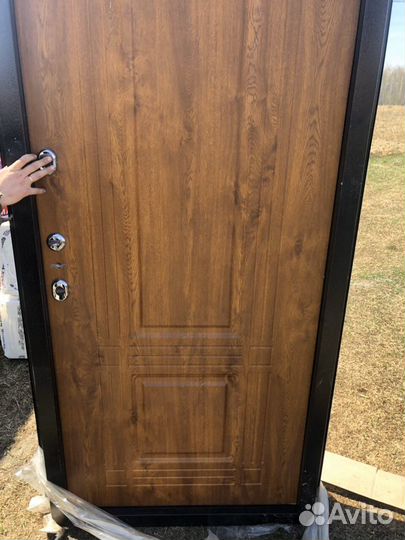 Уличная входная дверь 