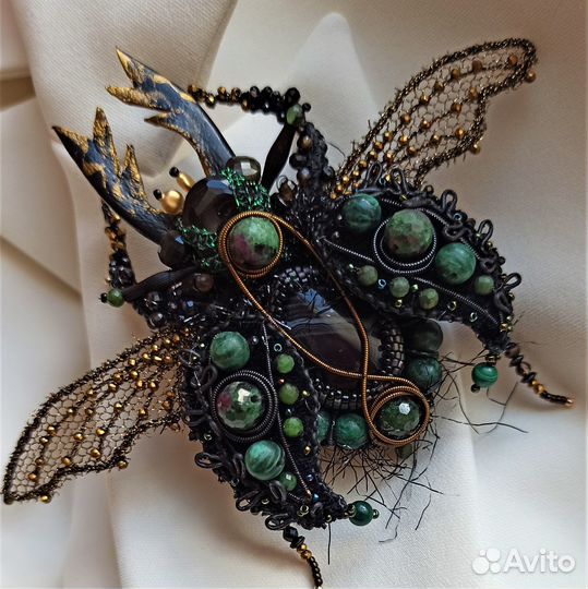 Брошь жук ручной вышивки с изумрудами
