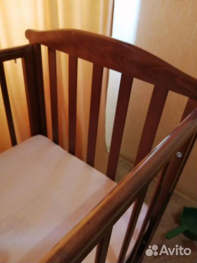 Детская кроватка с маятником и ящиком