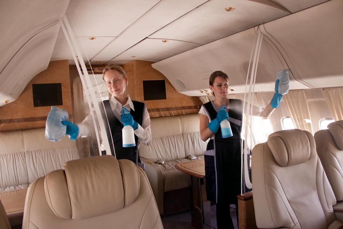 Уборка самолета. Уборка самолета. Работа уборка в самолетах. Уборка самолета. Уборщица воздушных судов.