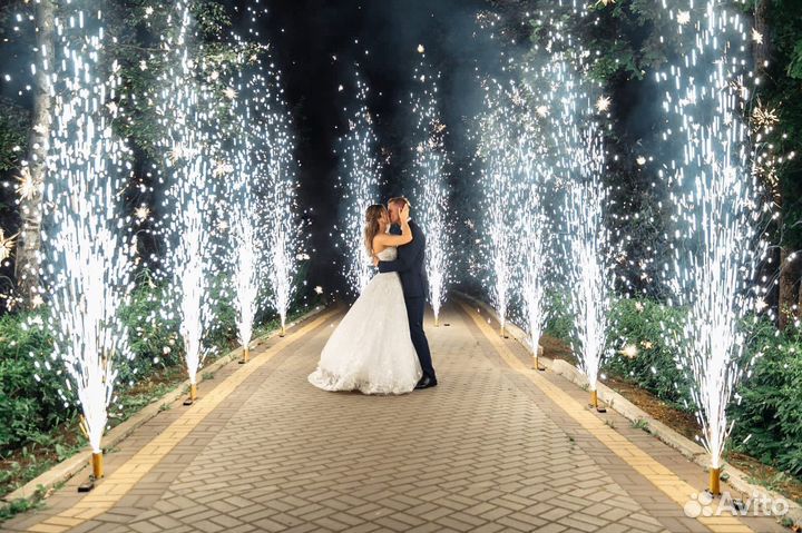 Тяжелый дым, холодные фонтаны, снег, конфетти