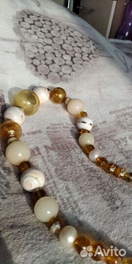 Бусы из белого оникса и речного жемчуга