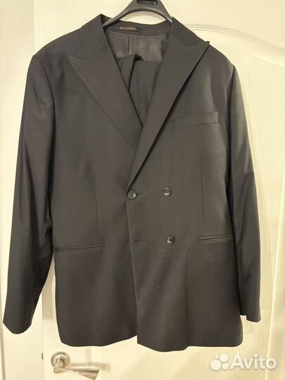 Двубортный костюм