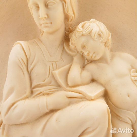 Тарелка-барельеф Мадонны: Мадонна Задумчивая 1978