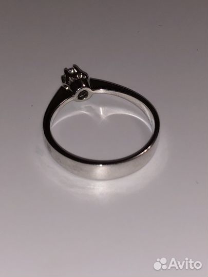 Золотое кольцо с бриллиантом