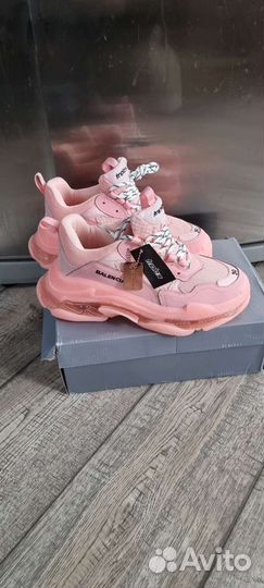 Кроссовки женские