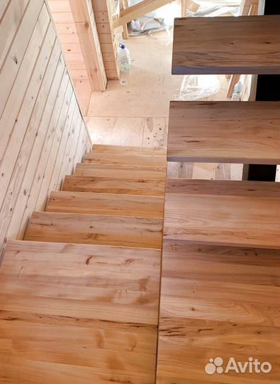 Лестница на металлокаркасе закрытого типа