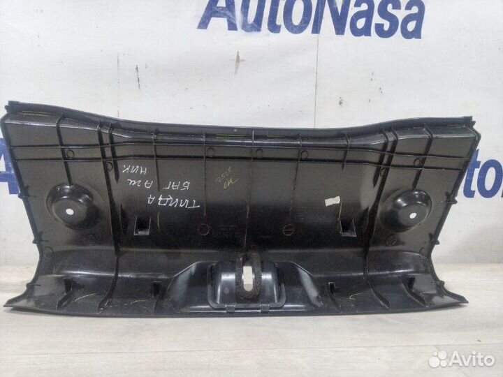 Накладка замка багажника Nissan Tiida хетчбэк HR16