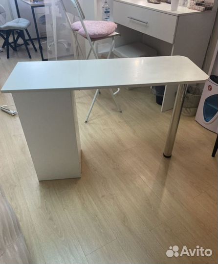 Маникюрный стол