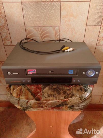 Видеомагнитофон с кассетами