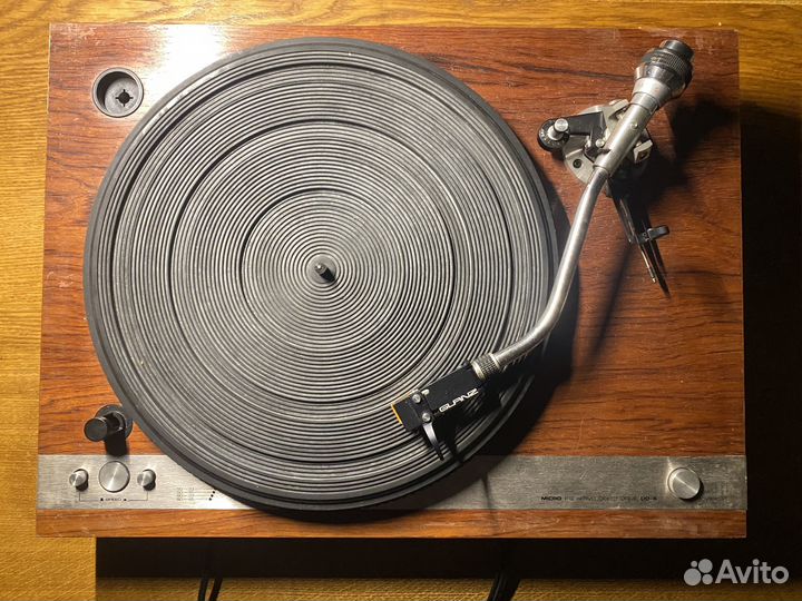 Винтажный виниловый проигрыватель