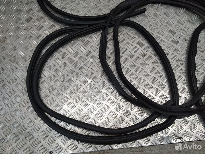 Уплотнитель дверного проёма Mitsubishi Outlander X