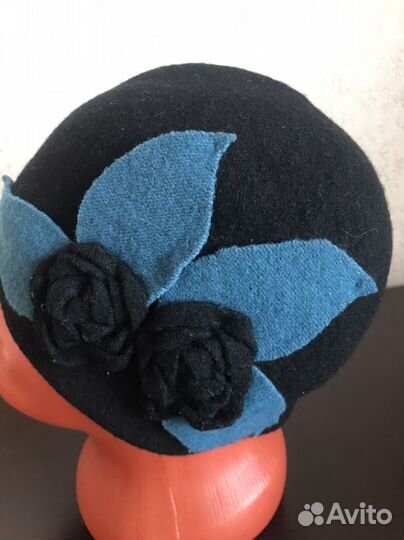 Шапки много