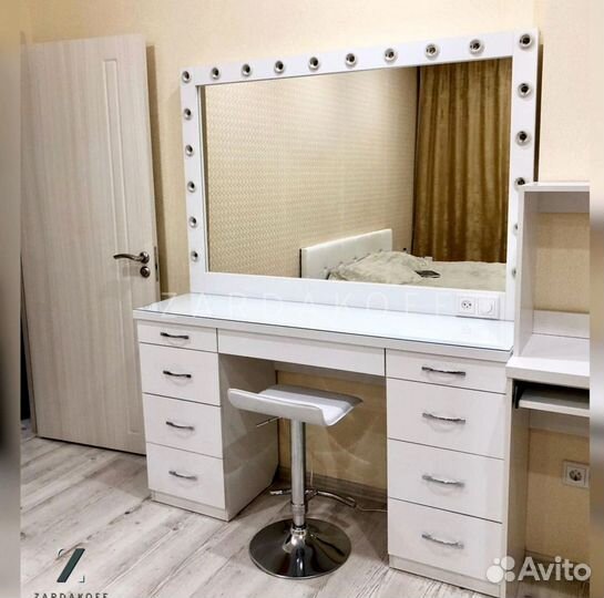 Туалетный столик и гримерное зеркало