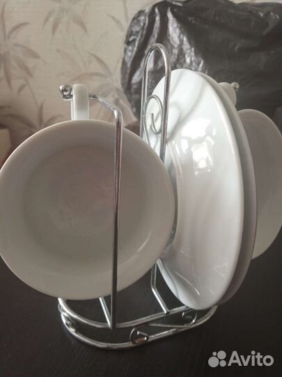 Чашки с блюдами на подставке