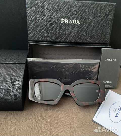 Очки Prada