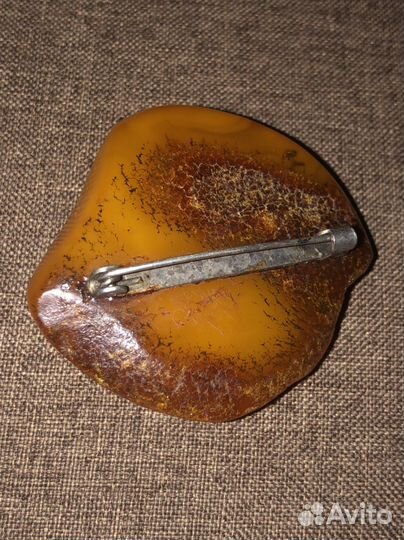 Брошь янтарь(самородок)