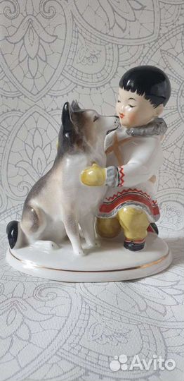 Фарфоровая статуэтка 'Мальчик-якут с собакой' (Дру