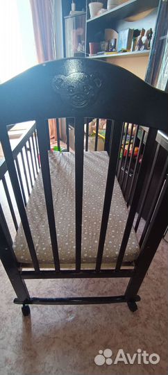 Детская кроватка с маятником