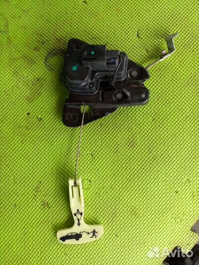 Замок-крышка багажника 