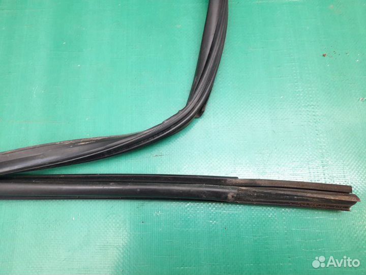 Уплотнитель стекла двери задний правый Renault