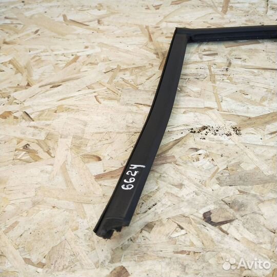 Уплотнитель стекла двери задний правый Volkswagen