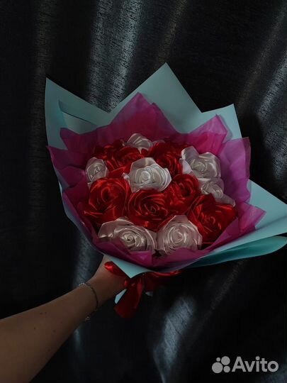 Цветы розы из атласных лент