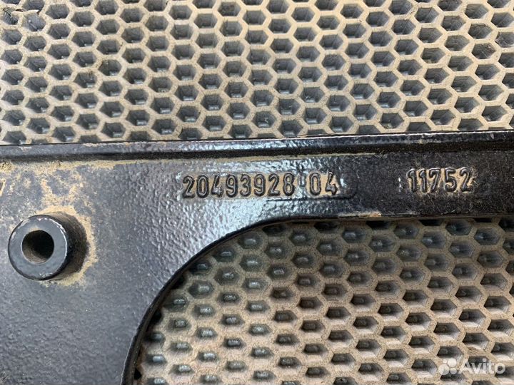 Кронштейн крыла переднего