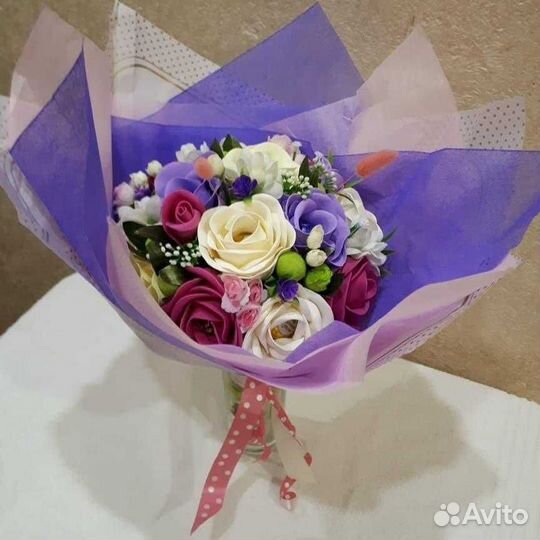 Букет из цветов и конфет