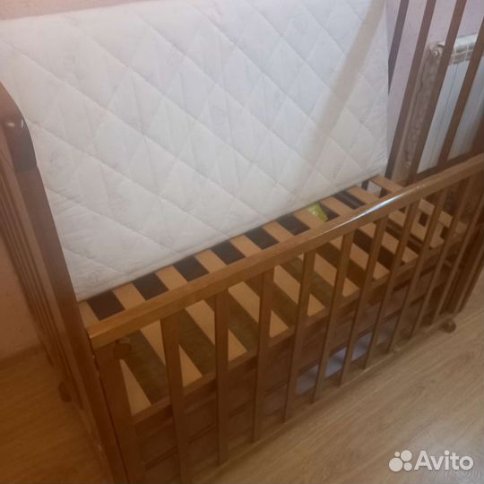 Детская кроватка с маятником